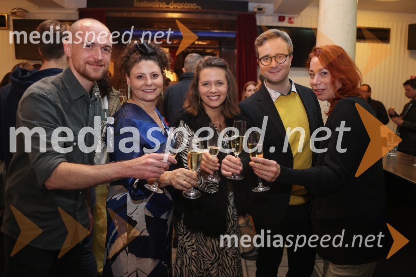  Gregor Smukovic, scenogram;  Anja Strajnar, pevka, igralka;  Yulia  Roschina, režiserka;  Gregor Podričnik, igralec;  Anja Robida, koreografinja in plesalkaPremiera mladinske predstave A me slišiš?!?