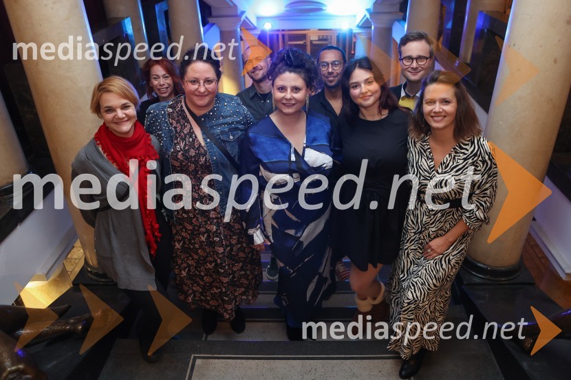  Kim Komljanec, svetovalka ministrice za kulturo;  Anja Robida, koreografinja in plesalka;  Anjana Pavlič, kustosinja;  Gregor Smukovic, scenogram;  Anja Strajnar, pevka, igralka;  Juan David Zuleta, avtor glasbe;  ... ;  Gregor Podričnik, igralec;  Yulia  Roschina, režiserkaPremiera mladinske predstave A me slišiš?!?