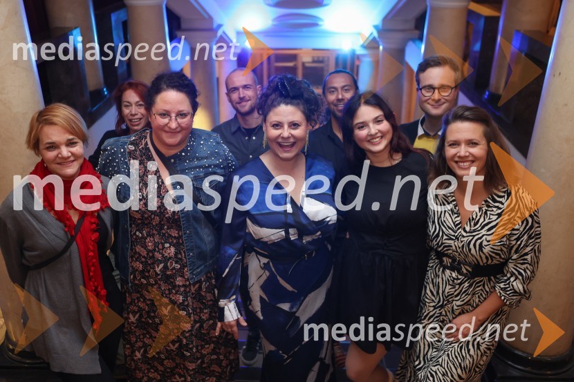  Kim Komljanec, svetovalka ministrice za kulturo;  Anja Robida, koreografinja in plesalka;  Anjana Pavlič, kustosinja;  Gregor Smukovic, scenogram;  Anja Strajnar, pevka, igralka;  Juan David Zuleta, avtor glasbe;  ... ;  Gregor Podričnik, igralec;  Yulia  Roschina, režiserkaPremiera mladinske predstave A me slišiš?!?