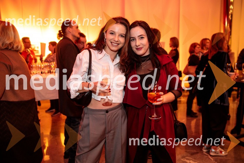  Valentina Zajtl;  Urša Premik, fotografinjaKar želiš, to dobiš, premiera komedije