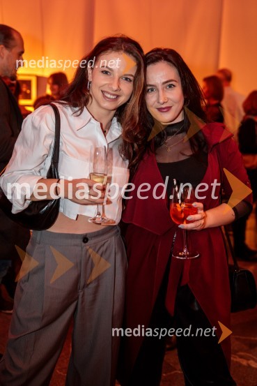  Valentina Zajtl;  Urša Premik, fotografinjaKar želiš, to dobiš, premiera komedije