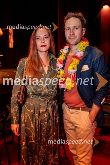  Lea Cok, igralka;  Klemen Slakonja, igralec, komik in TV voditeljKar želiš, to dobiš, premiera komedije