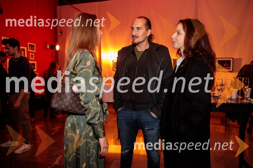  Lea Cok, igralka;  Vid  Valič, stand-up komik, voditelj;  ... Kar želiš, to dobiš, premiera komedije