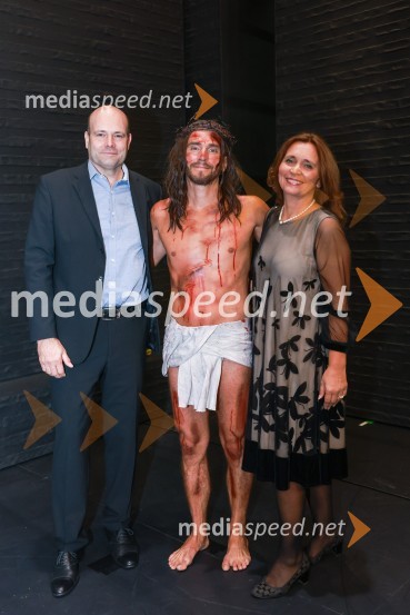  Jure Fišer, direktor Surovine;  Luka Pitamic, baletni plesalec; doc. dr. Suzana Žilič Fišer,  predstojnica Inštituta za medijske komunikacije na FERIPremiera Clugovega baletnega spektakla Faust v SNG Maribor