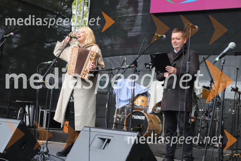  Darja Gajšek, pevka, voditeljica;  Robert Levstek,  odgovorni urednik Radia Maribor, moderator prireditevMartinovanje v Mariboru 2023