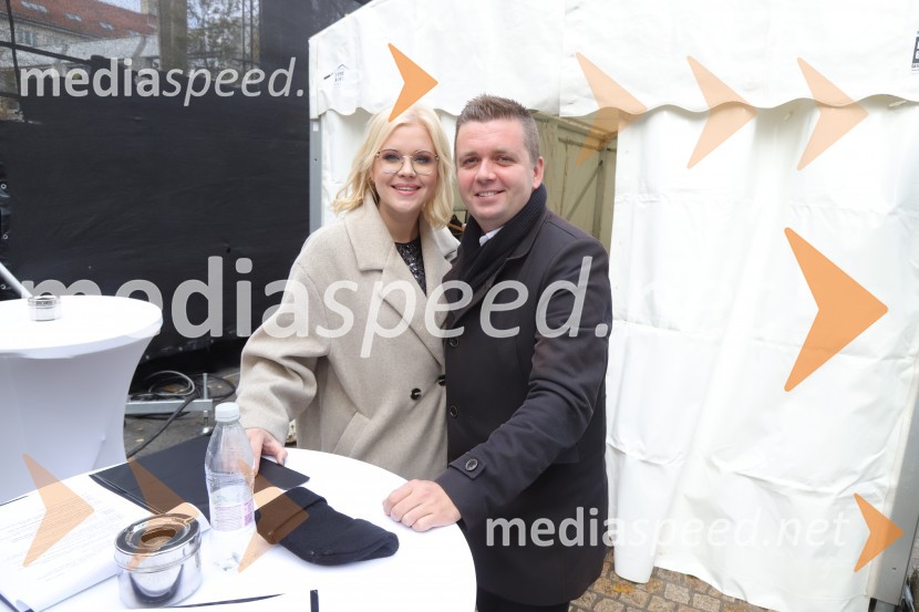  Darja Gajšek, pevka, voditeljica;  Robert Levstek,  odgovorni urednik Radia Maribor, moderator prireditevMartinovanje v Mariboru 2023