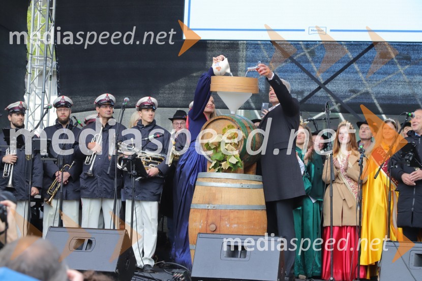  Maruša Mukenauer, Mariborska vinska kraljica 2023;  Aleksander Saša Arsenovič, župan, Mestna občina MariborMartinovanje v Mariboru 2023