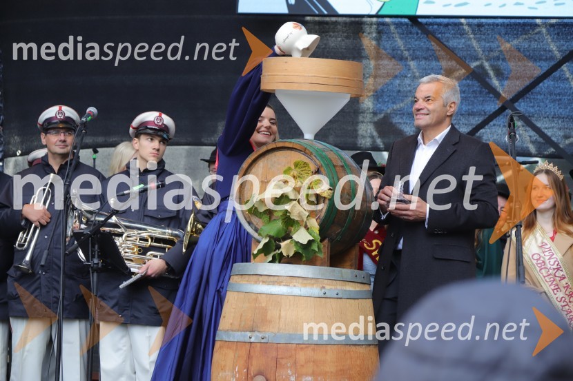  Maruša Mukenauer, Mariborska vinska kraljica 2023;  Aleksander Saša Arsenovič, župan, Mestna občina MariborMartinovanje v Mariboru 2023