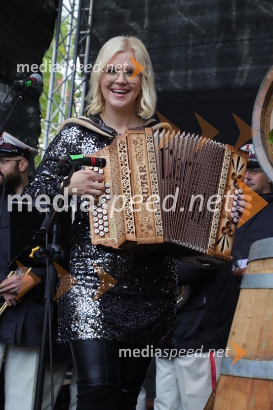  Darja Gajšek, pevka, voditeljicaMartinovanje v Mariboru 2023