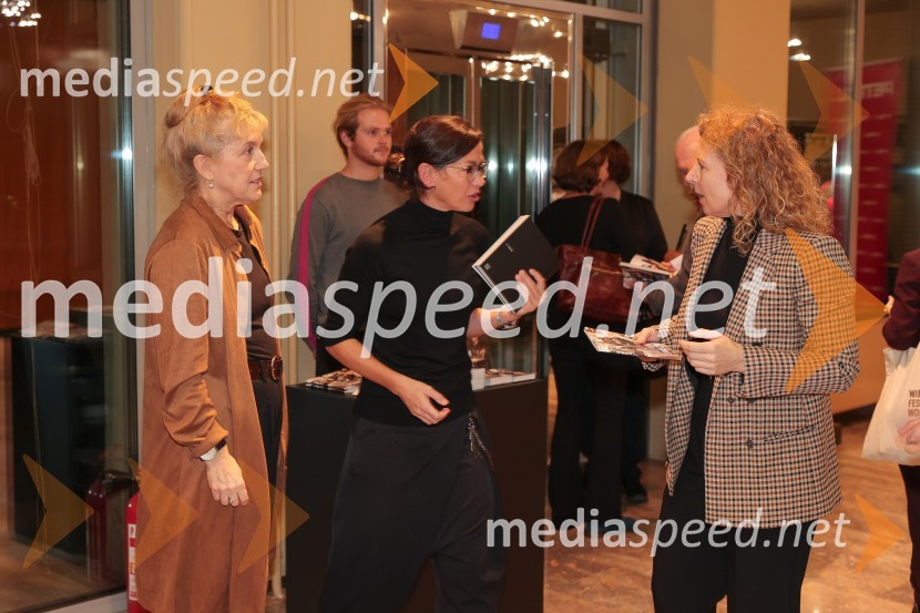  Barbara Hieng Samobor, direktorica in umetniška vodja MGL;  Simona  Belle, služba za stike z javnostmi MGL; mag. Tadeja Kuhar, predstavnica Državne revizijske komisije za odnose z javnostmiArzenik in stare čipke, premiera