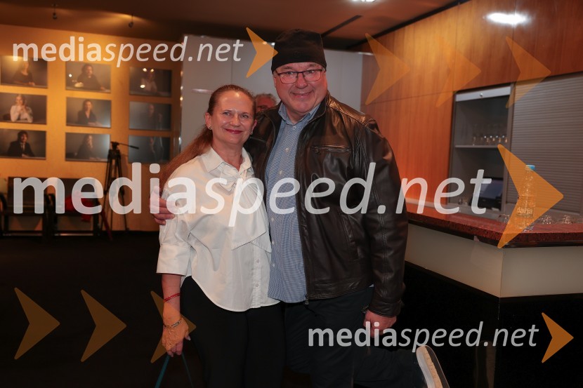  Ema Kozar, ravnateljica, Ekonomska šola Ljubljana;  Jožef Ropoša, igralecArzenik in stare čipke, premiera