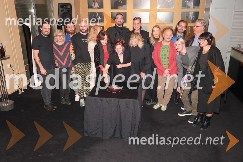  Milan Ramšak Marković, dramaturg;  Alenka Klabus Vesel, dramaturginja;  Tomo Tomšič, igralec;  Jaka Lah, igralec;  Tanja Dimitrievska, igralka;  Mirjam Korbar, igralka;  Filip Samobor, igralec;  Nina  Ramšak Marković, režiserka;  Matevž Sluga, AGRFT;  Judita Zidar, igralka;  Klara Kuk, igralka, manekenka;  Gašper Jarni, igralec;  Matic Maco Lukšič, igralec;  Tilen Oblak, asistent dramaturginje;  Jožef Ropoša, igralec;  Tina Pavlović, kostumografinjaArzenik in stare čipke, premiera