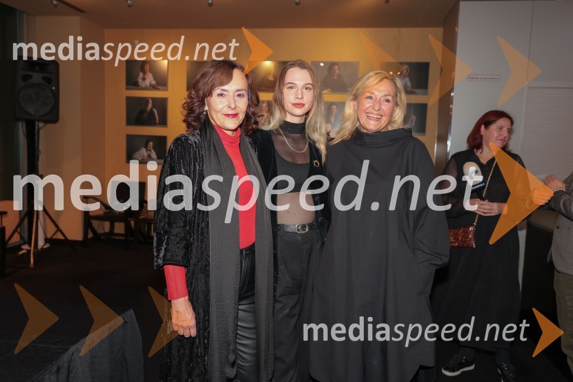  Mirjam Korbar, igralka;  Klara Kuk, igralka, manekenka;  Judita Zidar, igralkaArzenik in stare čipke, premiera