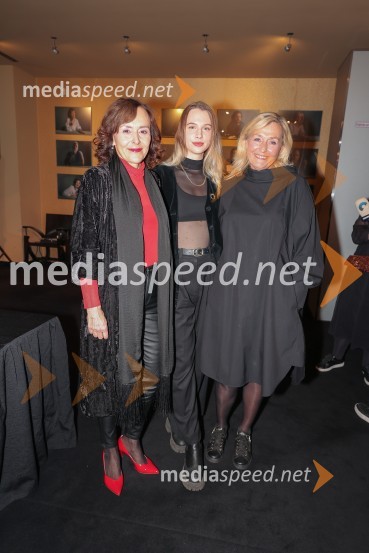  Mirjam Korbar, igralka;  Klara Kuk, igralka, manekenka;  Judita Zidar, igralkaArzenik in stare čipke, premiera