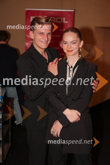  Matevž Sluga, AGRFT;  Mina Švajger, igralkaArzenik in stare čipke, premiera