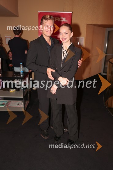  Matevž Sluga, AGRFT;  Mina Švajger, igralkaArzenik in stare čipke, premiera