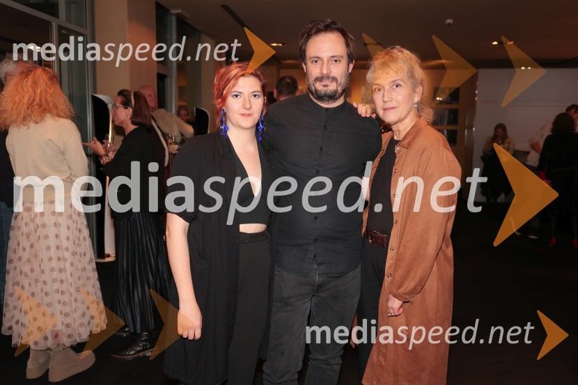  Nina  Ramšak Marković, režiserka;  Milan Ramšak Marković, dramaturg;  Barbara Hieng Samobor, direktorica in umetniška vodja MGLArzenik in stare čipke, premiera
