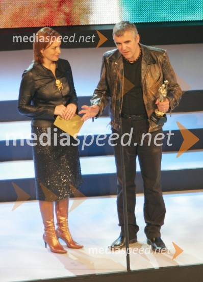 Zakonca Barbara Lapajne Predin, igralka in Zoran Predin, pevec - podeljevalski par
Viktorji za leto 2004