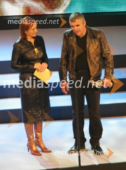 Zakonca Barbara Lapajne Predin, igralka in Zoran Predin, pevec - podeljevalski par
Viktorji za leto 2004