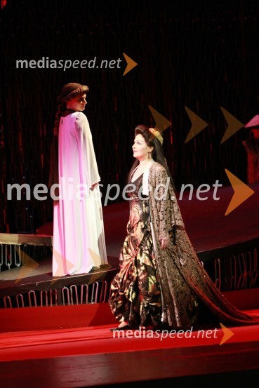 Sabina Cvilak in Elena Nebera, operni pevki v operi TurandotPremiera opere Turandot v SNG Maribor
