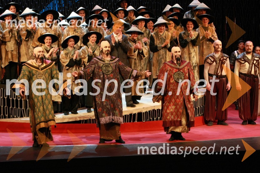Robert Mraček, zborovodja, zbor in operni pevciPremiera opere Turandot v SNG Maribor