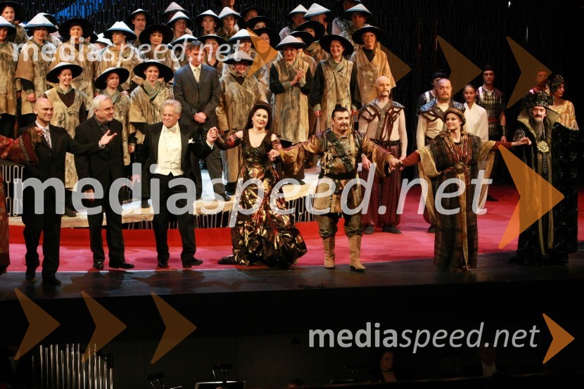 ..., Plamen Kartaloff, režiser opere Turandot, Michael Halász, glasbeni vodja in dirigent, Elena Nebera, Janez Lotrič, Sabina Cvilak in ..., operni pevciPremiera opere Turandot v SNG Maribor