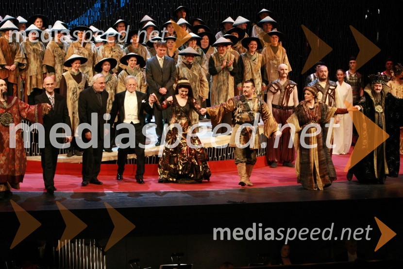 ..., ..., Plamen Kartaloff, režiser opere Turandot, Michael Halász, glasbeni vodja in dirigent, Elena Nebera, Janez Lotrič, Sabina Cvilak in ..., operni pevciPremiera opere Turandot v SNG Maribor