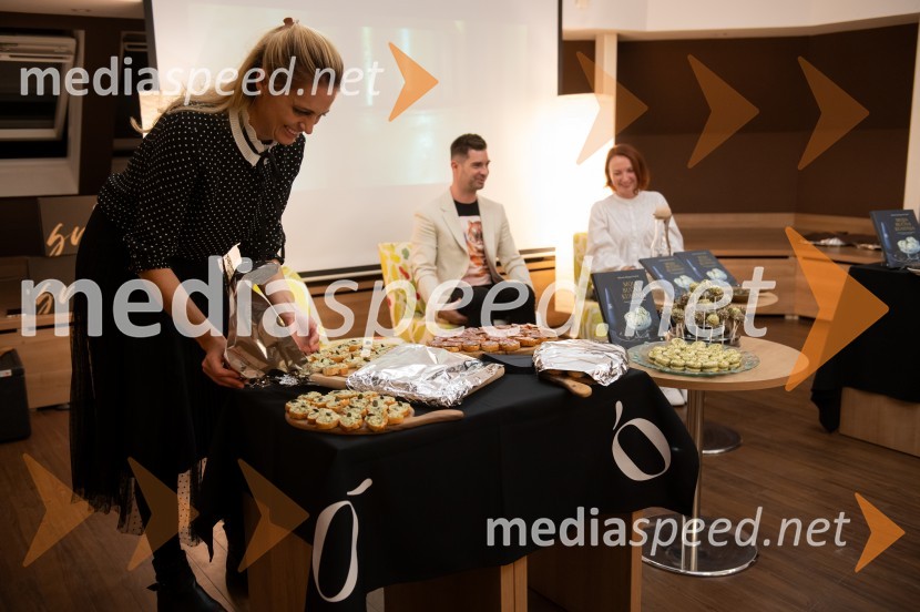  Mihaela Margan  Kocbek;  Denis Škerget, Perutnina Ptuj Group;  Nina Žitko Pucer, urednica, Cankarjeva založbaMoja bučna kuhinja, predstavitev knjige Miše Margan