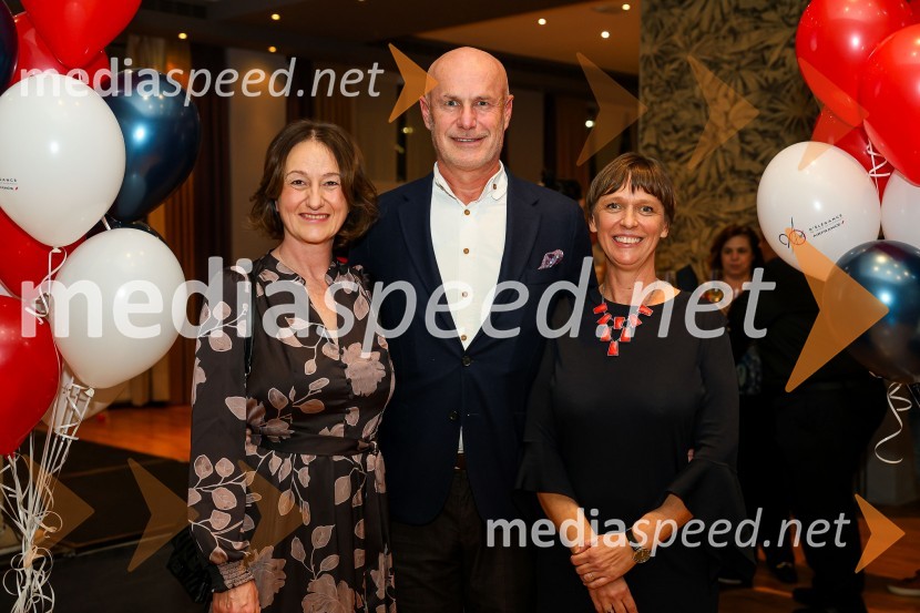  Ildiko Kiss, regijska direktorica prodaje skupine Air France – KLM;  ... ;  ... 90. obletnica letalske družbe Air France