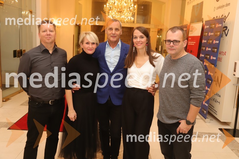  Matjaž Partlič, SNG Maribor;  Anja  Žižek, marketing SNG Maribor;  Danilo Rošker, direktor SNG Maribor;  Špela Lešnik, producentka Drame SNG Maribor;  Alan Kavčič, predstavnik za odnose z javnostmi SNG MariborPremiera Drame SNG Maribor Monolog za živeče v času izumrtja