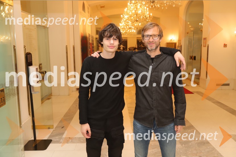  ... ; Dr. Samo GrandaPremiera Drame SNG Maribor Monolog za živeče v času izumrtja