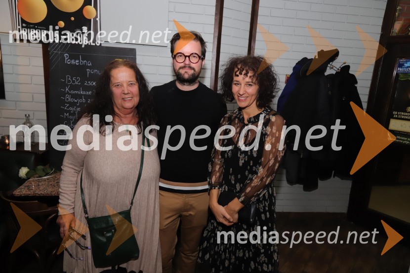  Metka Damjan, lektorica;  Tin Grabnar, režiser;  Barbara Damjan, profesoricaPremiera Drame SNG Maribor Monolog za živeče v času izumrtja