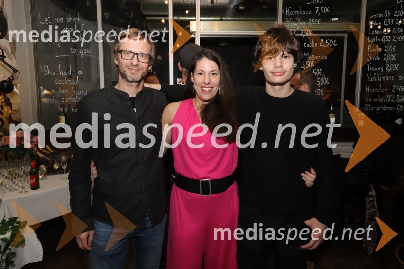 Dr. Samo Granda;  Minca Lorenci, igralka;  ... Premiera Drame SNG Maribor Monolog za živeče v času izumrtja