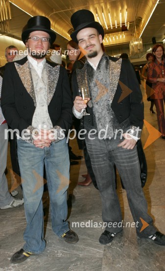 Sadež - Igor Bračič (levo) in Slon - Jure Karas (desno), dobitnika Viktorja za naj perspektivnejšo medijsko osebnost
Viktorji za leto 2004