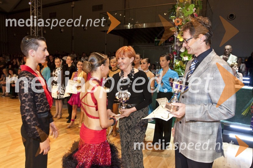 Matej in Ana Pritekelj, državna prvaka v kategoriji mladincev, dr. Meta Ambrož, plesna strokovnjakinja in Janez Keršmanc, predsednik sekcije za latinskoameriške in standardne plese Plesne zveze SlovenijeDržavno prvenstvo v latinskoameriških plesih in podelitev nagrad Povodni mož 2008