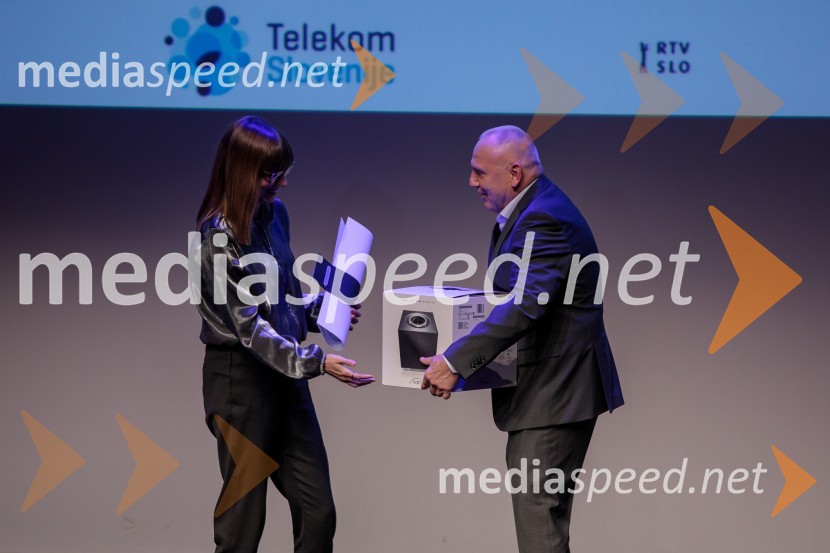  Olga Kosanović, režiserka;  Dušan Lah, direktor EIS d.o.o.34. LIFFE, zaključek ljubljanskega filmskega festivala