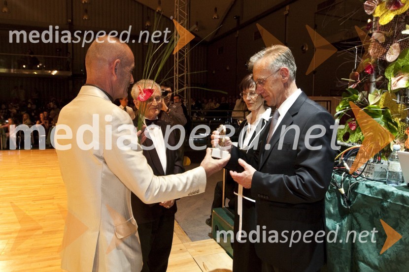 Tomaž Ambrož, vodja Plesne šole Urška, Franjo Kozar, plesni strokovnjak in začetnik plesa v Sloveniji, Verena Šulek, podpredsednica odbora sekcije za standardne in latinskoameriške plese Plesne zveze Slovenije in Drago Šulek, predsednik Plesne zveze Slovenije, dobitnika nagrade Povodni mož za življenjsko deloDržavno prvenstvo v latinskoameriških plesih in podelitev nagrad Povodni mož 2008