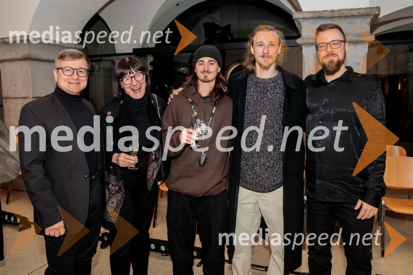  Matjaž  Farič, režiser;  Marinka Štern, igralka;  Bor Prokofjev, plesalec;  Žigan Krajnčan, igralec, plesalec, koreograf;  Kristijan Krajnčan, glasbenikEno samo telo ni dovolj, premiera plesne predstave