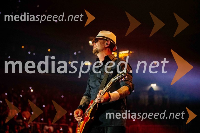  Tomi Meglič, glasbenik, pevec skupine SiddhartaSiddharta v Areni Stožice