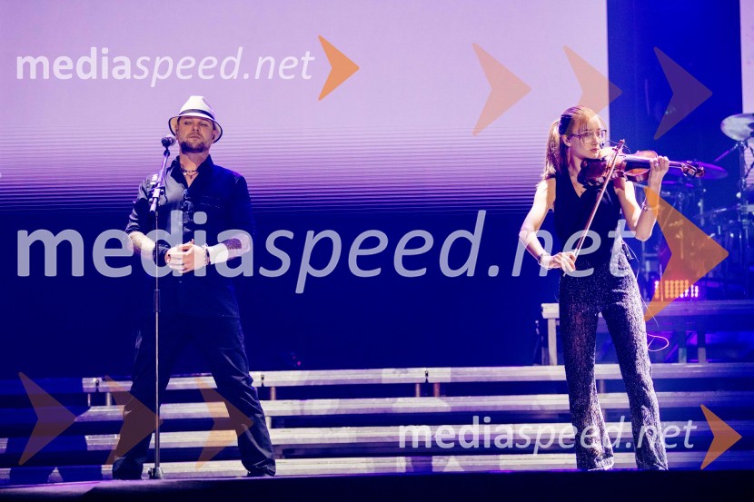  Tomi Meglič, glasbenik, pevec skupine Siddharta;  Izabela Hace, violinistkaSiddharta v Areni Stožice