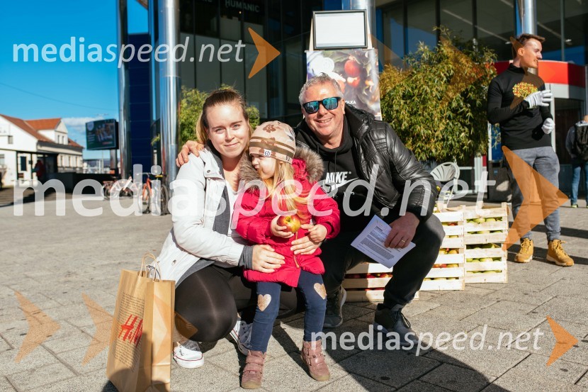  ... ;  ... ;  Miha Deželak, radijski voditelj, humanitarecDan slovenskih jabolk v Citycentru Celje