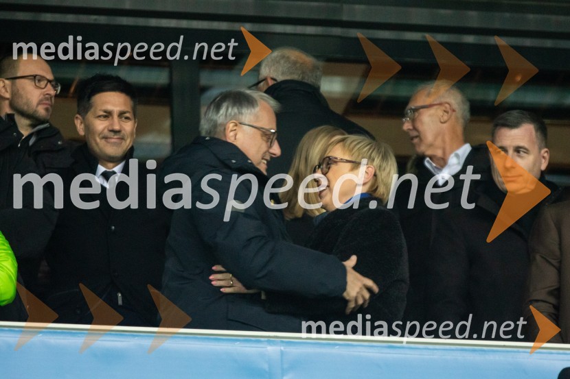  Matjaž Han, minister za gospodarski razvoj in tehnologijo; dr. Nataša Pirc Musar, predsednica Republike SlovenijeKvalifikacije za nogometno EP: Slovenija- Kazahstan