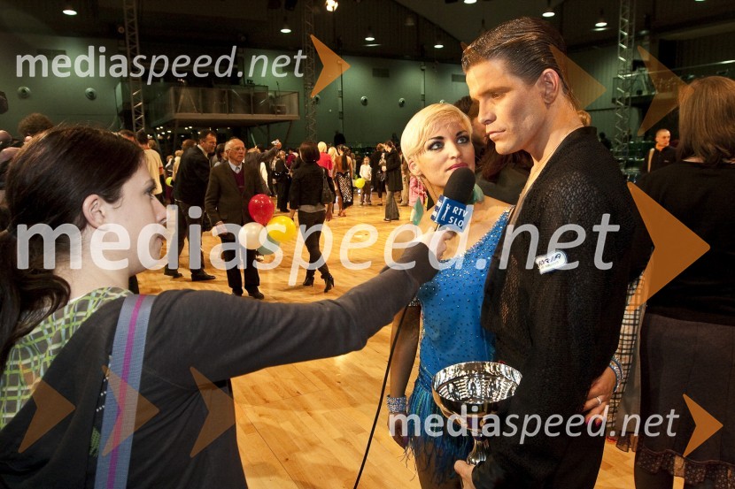 Novinarka TV Slovenija in Jagoda Štrukelj ter Jurij Batagelj, državna prvaka v latinskoameriških plesih v sezoni 2008/09 v članski konkurenciDržavno prvenstvo v latinskoameriških plesih in podelitev nagrad Povodni mož 2008