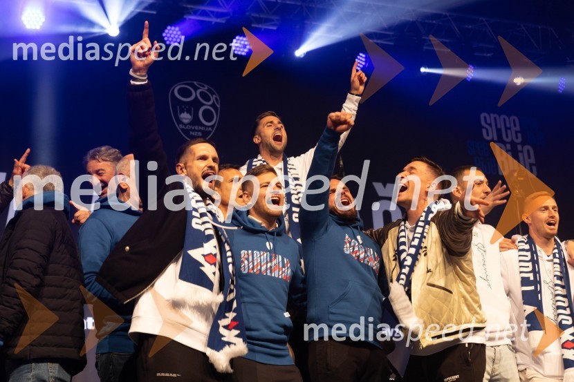  Petar Stojanović, nogometaš, Slovenija;  ... ;  Andraž Šporar, nogometaš, Slovenija;  Dejan Kopasić, vodja oddelka za analitiko uspešnosti in pomočnik trenerja pri slovenski FA;  Benjamin Verbič, nogometaš, SlovenijaSlovenija je na evropskem prvenstvu