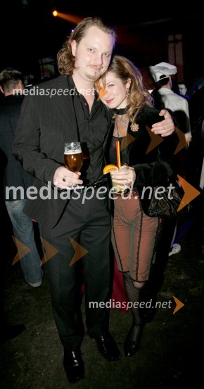 Jure Zrnec, igralec in njegova spremljevalka Sabina Kogovšek, iugralka
Viktorji za leto 2004