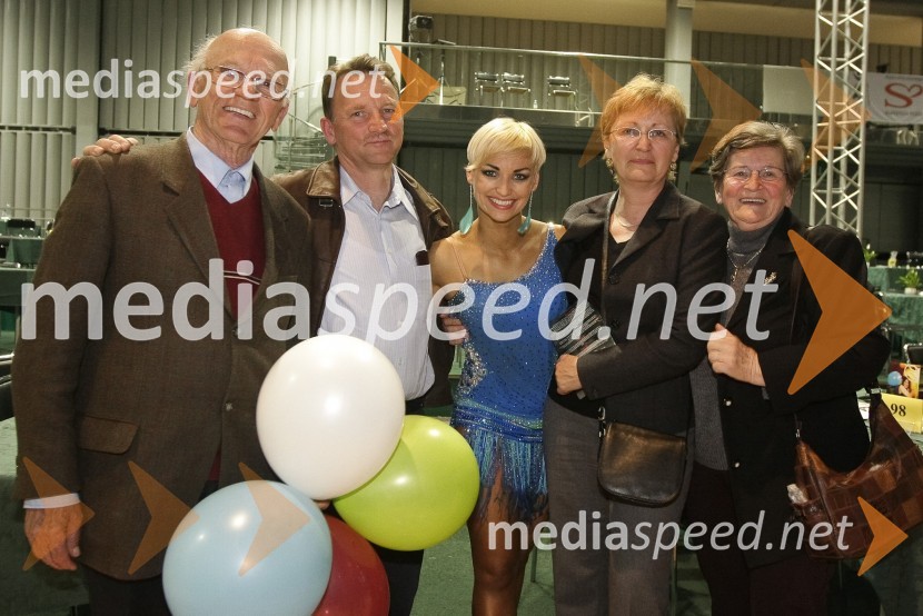 Jagoda Štrukelj, plesalka s starši in starimi staršiDržavno prvenstvo v latinskoameriških plesih in podelitev nagrad Povodni mož 2008