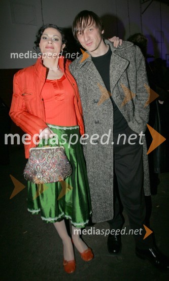 Pia Zemljič, igralka in voditeljiva Viktorjev in njen spremljevalec Marko Mandič, igralec
Viktorji za leto 2004