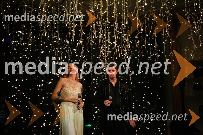  Sara Briški Cirman - Raiven, pevka, harfistka;  Gregor  Strasbergar, glasbena skupina MRFYMesec italijanske mode v Galeriji Emporium