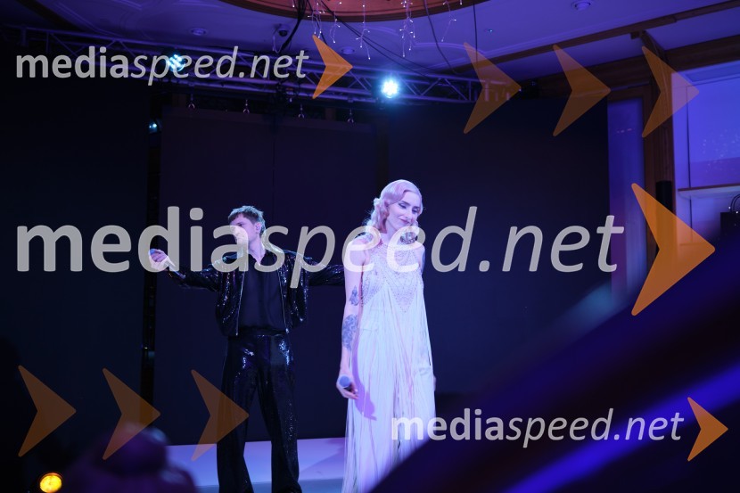  Gregor  Strasbergar, glasbena skupina MRFY;  Sara Briški Cirman - Raiven, pevka, harfistkaMesec italijanske mode v Galeriji Emporium