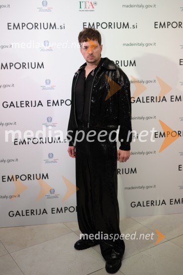  Gregor  Strasbergar, glasbena skupina MRFYMesec italijanske mode v Galeriji Emporium